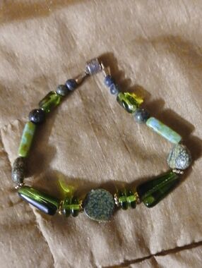 Green Beaded Women's Bracelet - Elegant Glass & Stone Mix